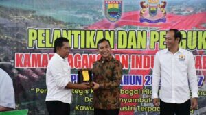 Bupati Batang Wihaji foto bersama Ketua Kadin Jateng Harry Nuryanto dan jajaran Pengurus Kadin Batang usai dilantik di di Pendopo Kantor Bupati Batang