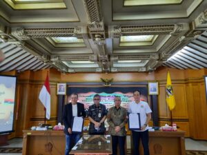 Ketua Umum Kadin Jateng Harry Nuryanto Soediro bersama TTCI Kadin Tripoli Fareg Dribel Amer berphoto bersama setelah penandatanganan MoU Kerjasama